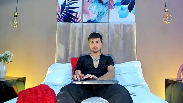 NicolasRey1 online show from 11.13.25