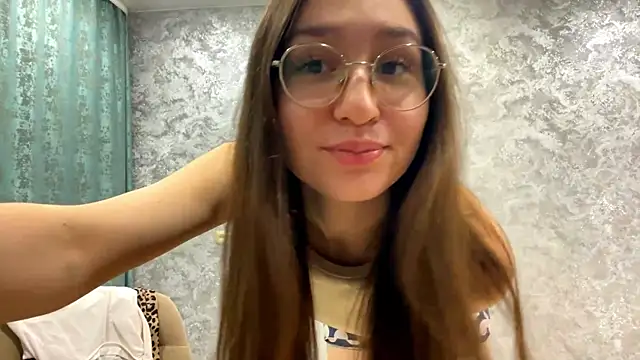 Snapshot of SofiYong chatting on 11.14.25 SofiYong online show from 11.14.25