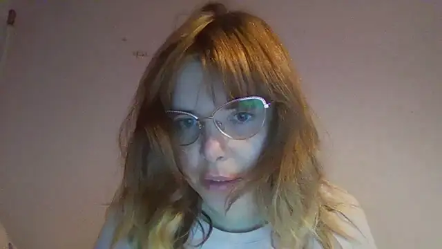 Snapshot of HornyElena chatting on 11.24.25 HornyElena online show from 11.24.25