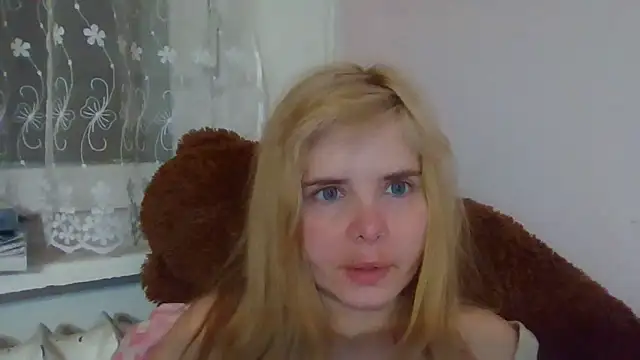 Snapshot of HornyElena chatting on 02.28.26 HornyElena online show from 02.28.26