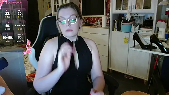 Snapshot of dominyantrix chatting on 11.29.25 dominyantrix online show from 11.29.25