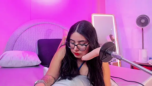 Snapshot of Amy_whittee chatting on 11.11.25 Amy whittee online show from 11.11.25