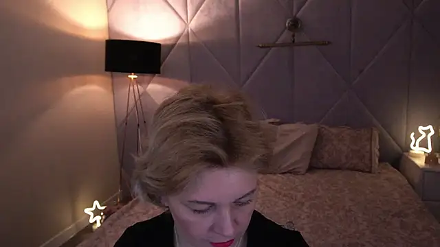 Snapshot of AmaraNights chatting on 11.27.25 AmaraNights online show from 11.27.25