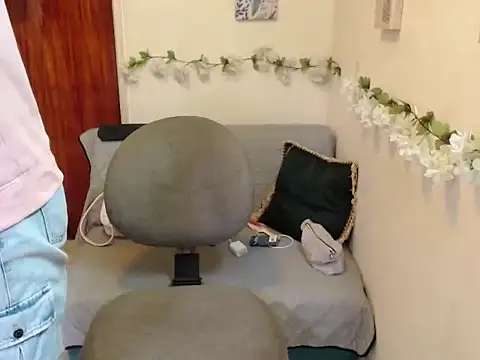 Snapshot of LuluKiss_ chatting on 12.16.25 LuluKiss online show from 12.16.25