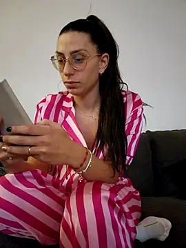 Snapshot of Lovequinn27 chatting on 11.07.25 Lovequinn27 online show from 11.07.25