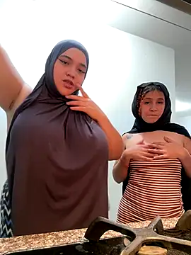 Snapshot of sweetmuslim01 chatting on 12.15.25 sweetmuslim01 online show from 12.15.25