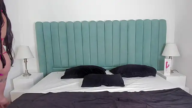 FrancescaSkuirt online show from 11.12.25