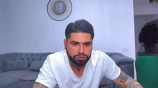 Snapshot of alexandermoris chatting on 12.17.25 alexandermoris online show from 12.17.25