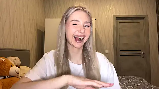 Snapshot of MoonlitCrystalia chatting on 11.08.25 MoonlitCrystalia online show from 11.08.25