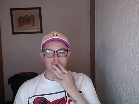 Snapshot of eddison98 chatting on 11.12.25 eddison98 online show from 11.12.25