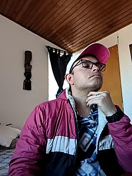 Snapshot of eddison98 chatting on 12.15.25 eddison98 online show from 12.15.25