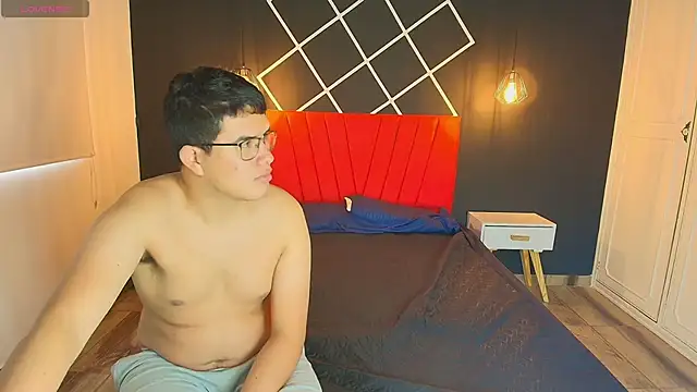 Logan Chloe online show from 11.24.25