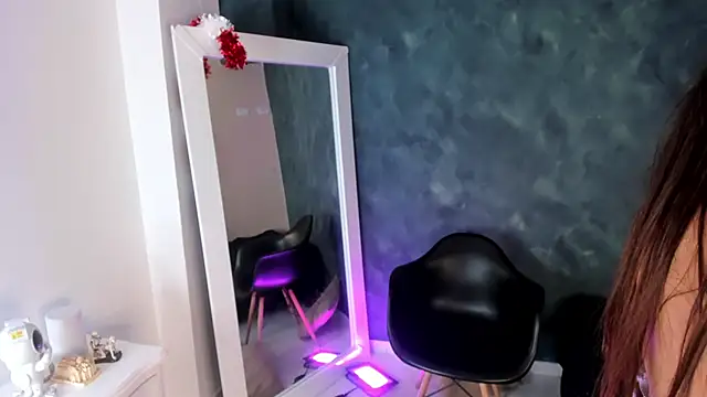 Snapshot of BellaRooux chatting on 12.22.25 BellaRooux online show from 12.22.25