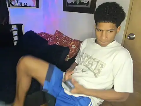 Snapshot of JUANBIGCOCK21CM chatting on 12.02.25 JUANBIGCOCK21CM online show from 12.02.25