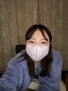 Snapshot of chika_v_v chatting on 12.04.25 chika v v online show from 12.04.25