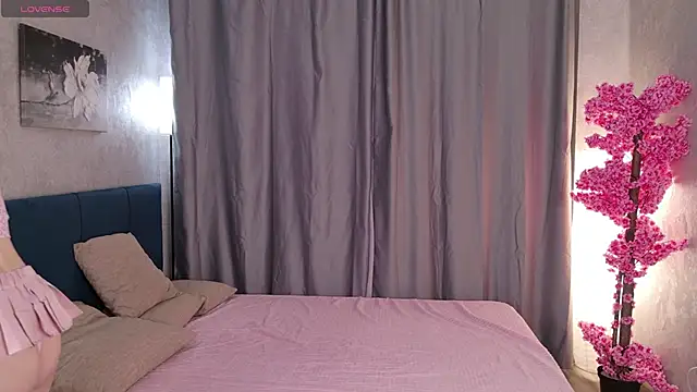 Snapshot of Pinky_poetry chatting on 11.17.25 Pinky poetry online show from 11.17.25