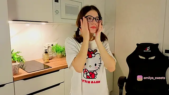 Snapshot of sweetsEmily chatting on 12.14.25 sweetsEmily online show from 12.14.25