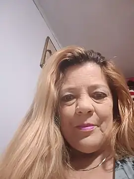 Snapshot of karlaanqui1 chatting on 12.17.25 karlaanqui1 online show from 12.17.25