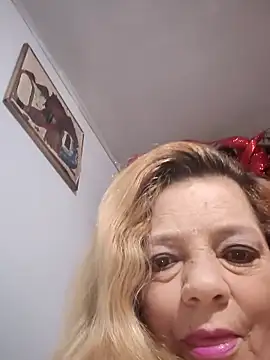 Snapshot of karlaanqui1 chatting on 12.21.25 karlaanqui1 online show from 12.21.25