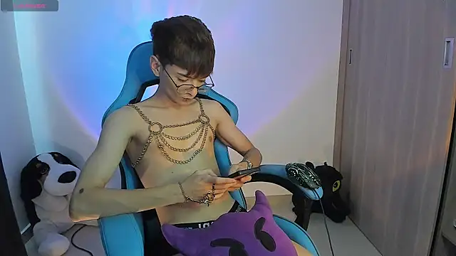 Snapshot of RYO_BLEU_ chatting on 12.15.25 RYO BLEU online show from 12.15.25