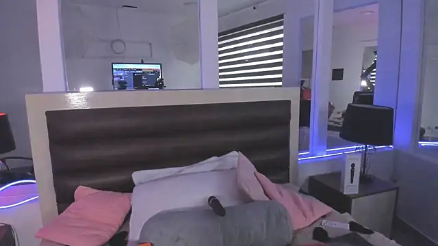 Snapshot of LaurenSpitz chatting on 12.02.25 LaurenSpitz online show from 12.02.25