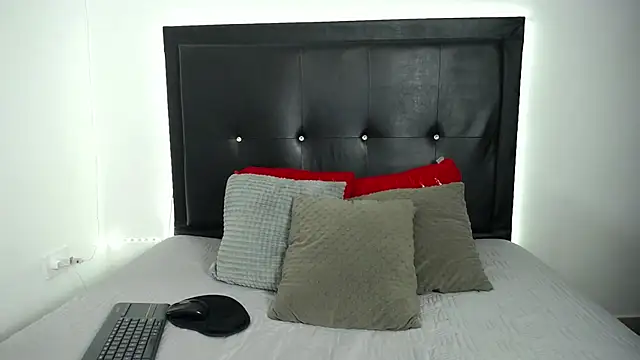 Snapshot of perla_stone_20 chatting on 11.19.25 perla stone 20 online show from 11.19.25