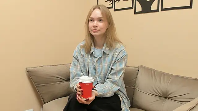 Snapshot of CortneyVacio chatting on 11.12.25 CortneyVacio online show from 11.12.25