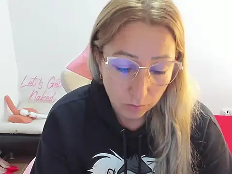 Snapshot of chrystal_sl852 chatting on 12.15.25 chrystal sl852 online show from 12.15.25