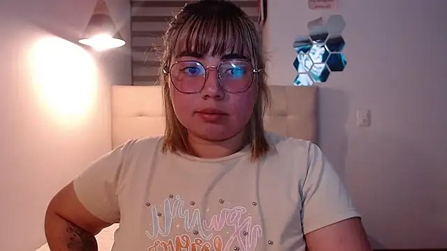 Snapshot of YiniBelle chatting on 11.26.25 YiniBelle online show from 11.26.25