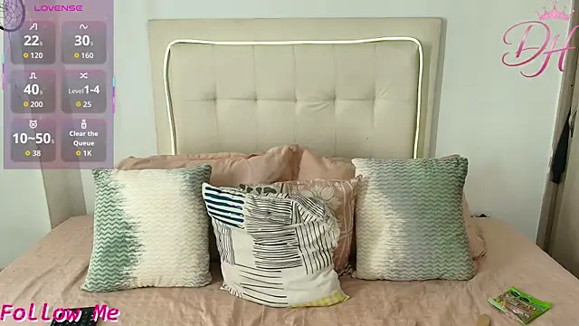 Daphne Hills online show from 04.12.26