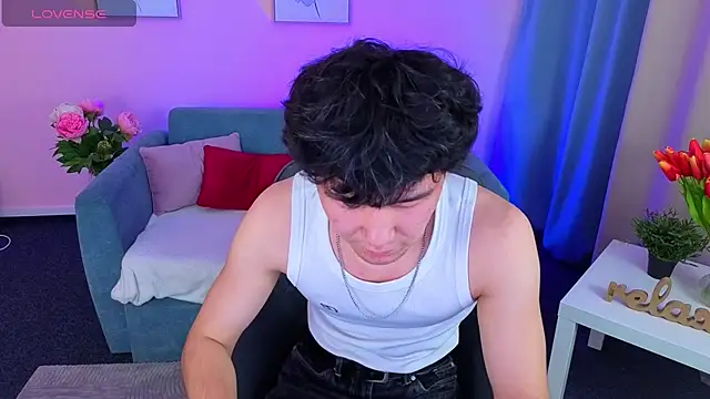 Snapshot of DenisHunter chatting on 11.16.25 DenisHunter online show from 11.16.25