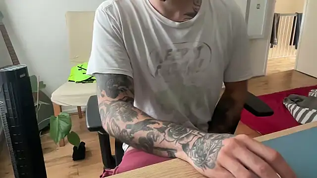 Snapshot of TattedUpSir chatting on 06.19.26 TattedUpSir online show from 06.19.26
