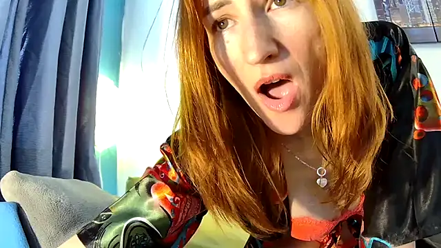 Snapshot of Leila_cam18 chatting on 12.19.25 Leila cam18 online show from 12.19.25