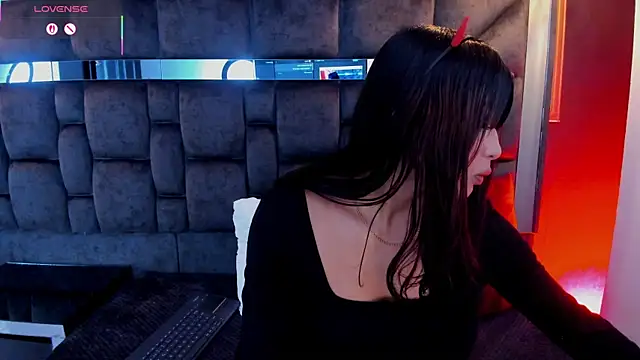 IssaJones  online show from 04.17.26