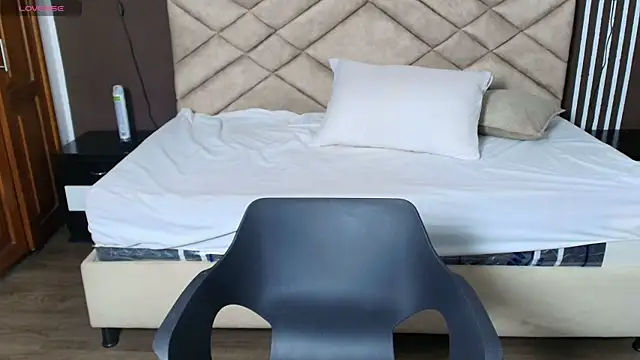 Laracooper  online show from 11.28.25