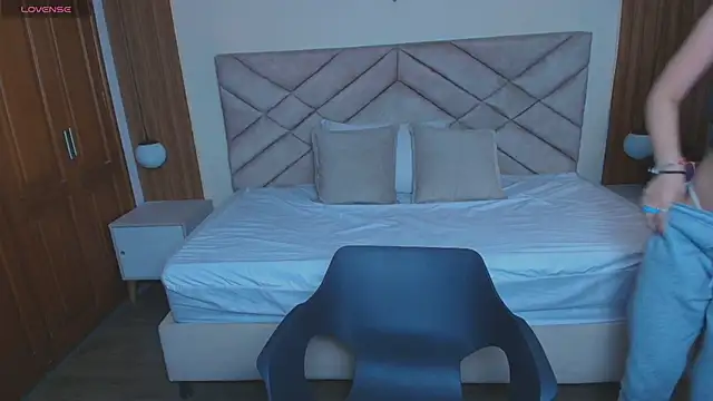 Laracooper  online show from 02.20.26