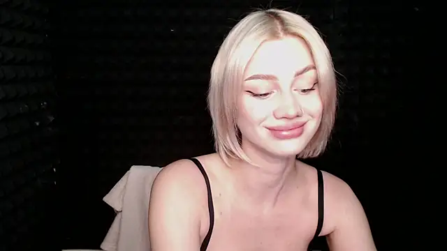 Snapshot of RealLinaaa chatting on 11.18.25 RealLinaaa online show from 11.18.25