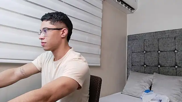 Chrix Velez online show from 11.17.25