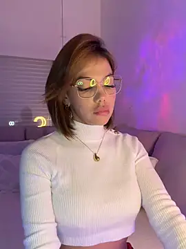 Snapshot of dolceragazza_15 chatting on 12.20.25 dolceragazza 15 online show from 12.20.25