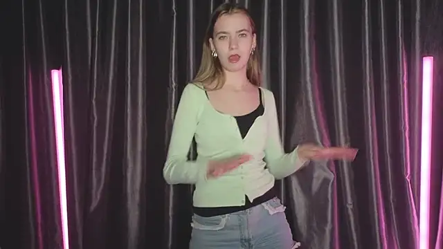 Snapshot of RochelCozzi chatting on 11.25.25 RochelCozzi online show from 11.25.25