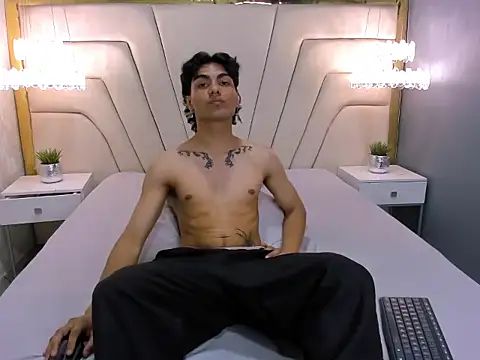 Snapshot of MattFiore chatting on 11.28.25 MattFiore online show from 11.28.25