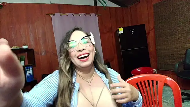 Snapshot of aliciasoy chatting on 12.16.25 aliciasoy online show from 12.16.25