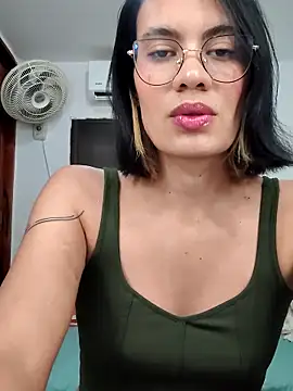 Snapshot of Mia_saaenz chatting on 11.17.25 Mia saaenz online show from 11.17.25