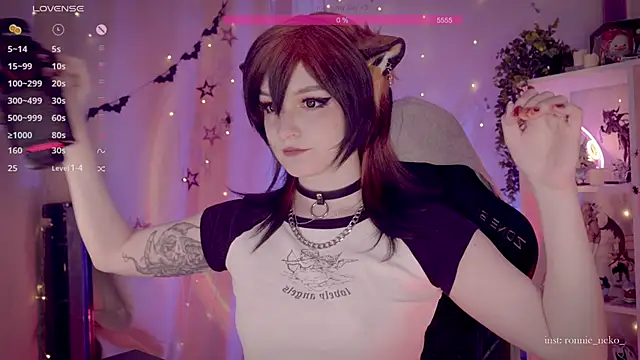 Snapshot of vronnier chatting on 11.18.25 vronnier online show from 11.18.25