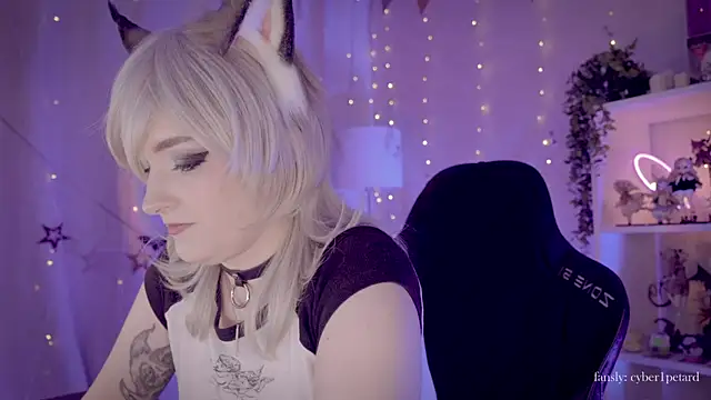 Snapshot of vronnier chatting on 12.19.25 vronnier online show from 12.19.25