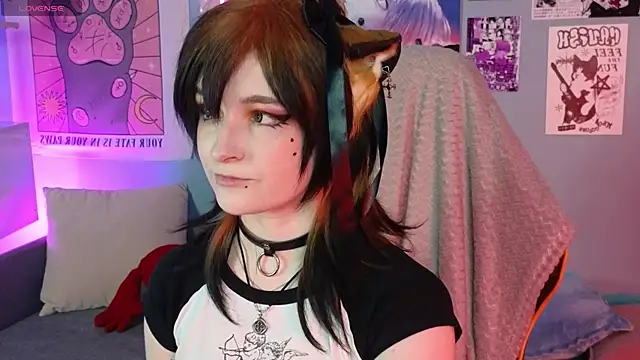 Snapshot of vronnier chatting on 04.14.26 vronnier online show from 04.14.26