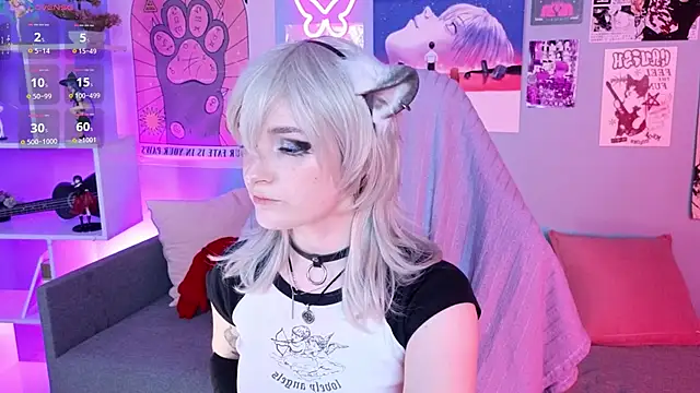 Snapshot of vronnier chatting on 04.15.26 vronnier online show from 04.15.26