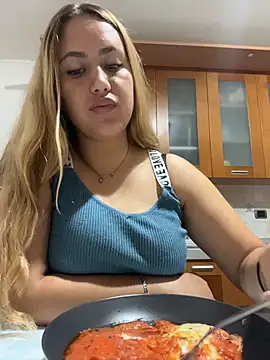 Snapshot of asshly20 chatting on 12.15.25 asshly20 online show from 12.15.25