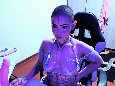 Snapshot of Zombitch chatting on 12.05.25 Zombitch online show from 12.05.25