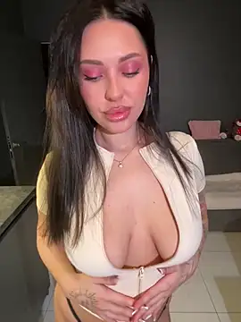 Snapshot of Lolla_dolly chatting on 11.28.25 Lolla dolly online show from 11.28.25